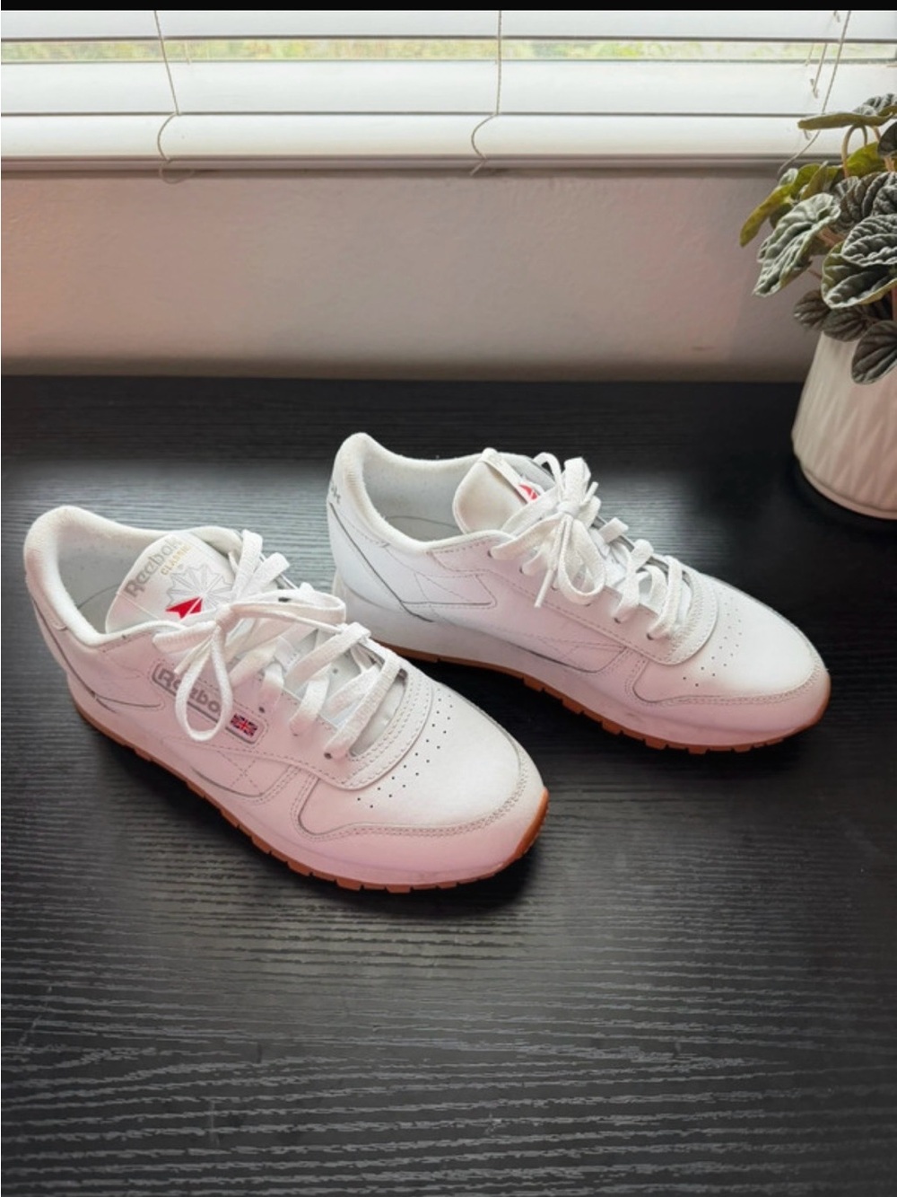 Reebok Classic Leather White Sneakers EUC mens 6/womens 7